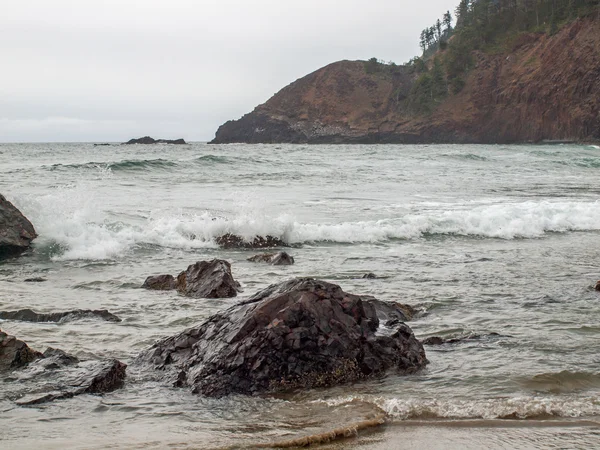 Vagues s'écrasant sur le rivage — Photo