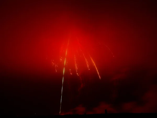 Tűzijáték párás égbolt — Stock Fotó