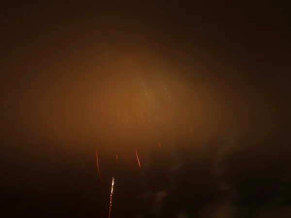 Фейерверки в туманном небе — стоковое фото