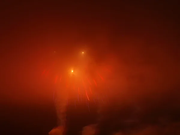Фейерверки в туманном небе — стоковое фото