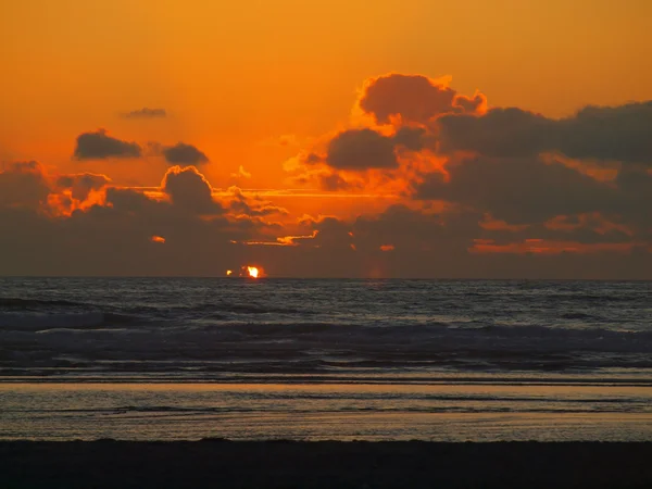 Gouden zonsondergang op het strand — Stockfoto