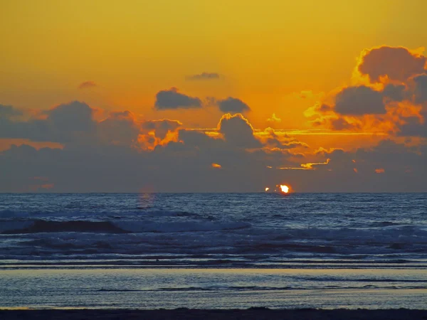 Zlatý západ slunce na pláži — Stock fotografie