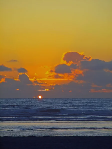 Atardecer dorado en la playa — Foto de Stock