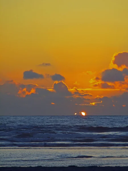 Sahilde altın gün batımı — Stok fotoğraf