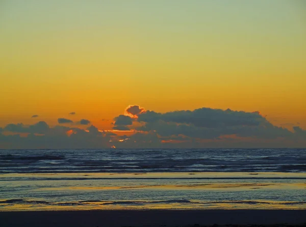 Atardecer dorado en la playa — Foto de Stock