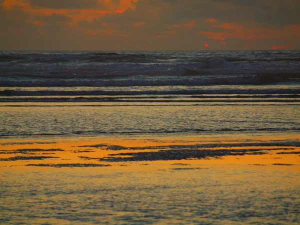 Tramonto d'oro sulla spiaggia — Foto Stock