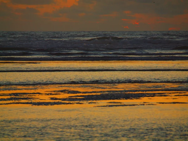 Gyllene solnedgången på stranden — Stockfoto