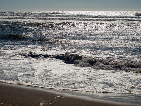 Golven storten neer op de kust. — Stockfoto