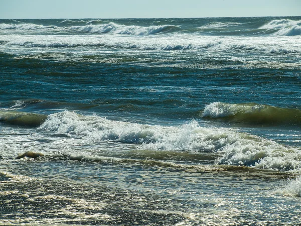 Golven storten neer op de kust. — Stockfoto