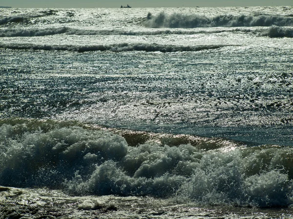 Waves Crashing on the Shore — Stock Photo, Image