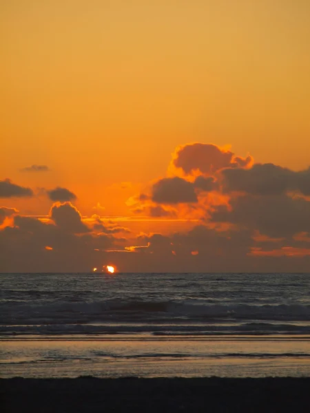 Goldener Sonnenuntergang am Strand lizenzfreie Stockfotos