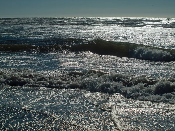 Хвилі падають на берег — стокове фото
