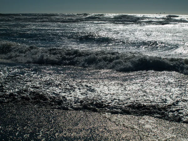 海岸で波がクラッシュ — ストック写真