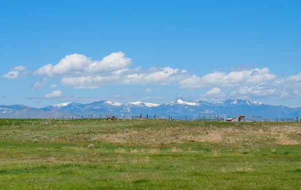 Country scéna polí, kopce a hory v Montaně, Usa — Stock fotografie