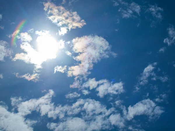 Sol brilhante e nuvens — Fotografia de Stock