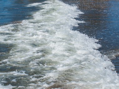 Sahilde yumuşak dalgalar