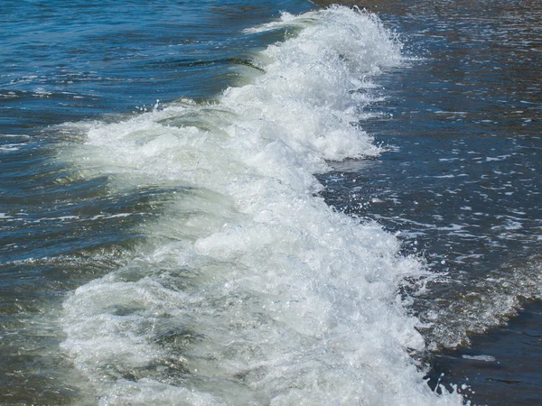 Sanfte Wellen am Ufer — Stockfoto