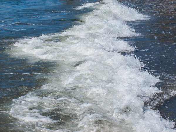 Нежные волны на берегу — стоковое фото