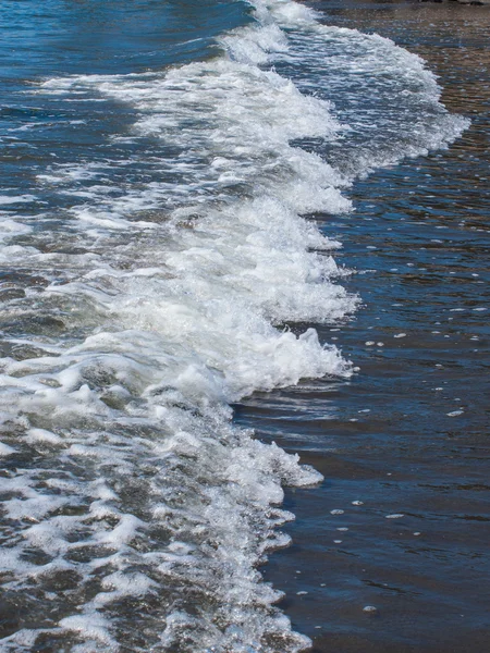 Mjuka vågor på stranden — Stockfoto