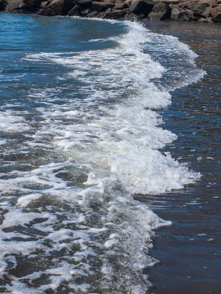 Zachte golven op de kust — Stockfoto