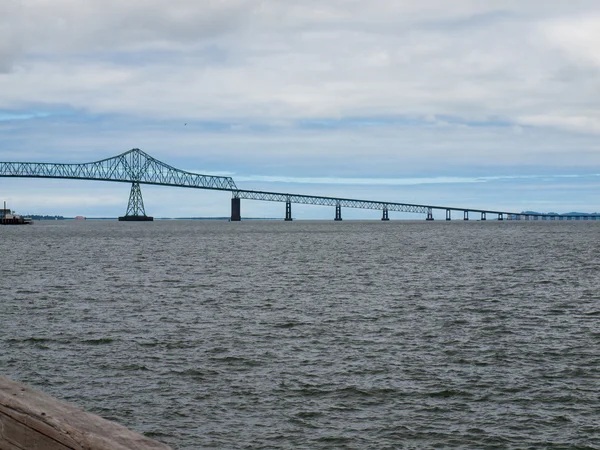 У готелі Astoria міст переглядали від Асторія, штат Орегон США — стокове фото