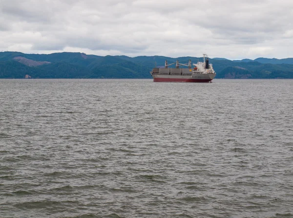 米国オレゴン州アストリアでコロンビア川の貨物船 — ストック写真