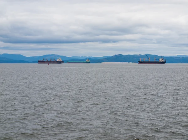 Navires cargo sur le fleuve Columbia à Astoria Oregon USA — Photo