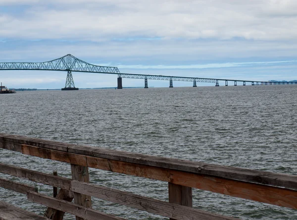 У готелі Astoria міст переглядали від Асторія, штат Орегон США — стокове фото