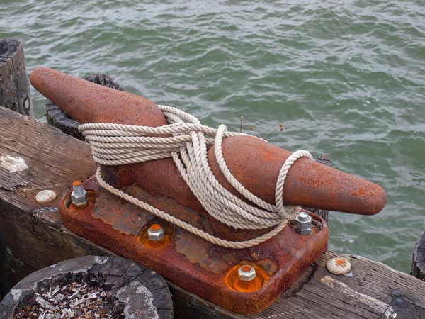 Grande ormeggio del porto con corde su una Darsena — Foto Stock