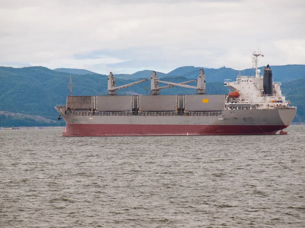 Cargo Ship on the Columbia River at Astoria Oregon USA — Stock Photo, Image