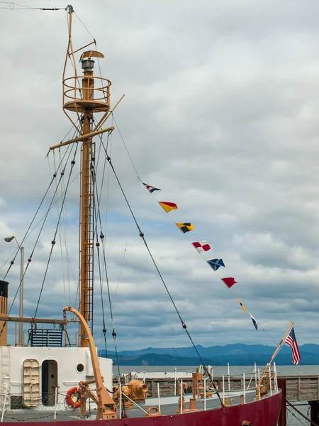 Feu principal Columbia Lightship avec drapeaux marins et américains H — Photo