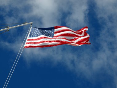 Önce ince bulutlar asılı Amerikan bayrağı