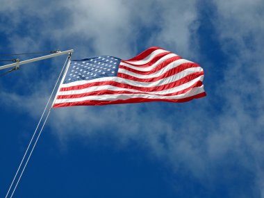 Önce ince bulutlar asılı Amerikan bayrağı