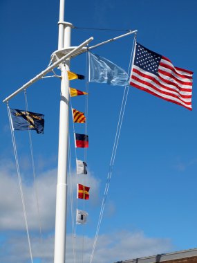 Bir gemi direği WISP ile asılı deniz ve Amerikan bayrakları