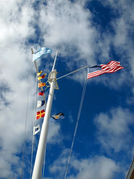 Морские и американские флаги, висящие на корабельной мачте с мерцанием — стоковое фото