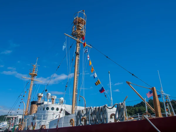 Columbia Lightship med nautiska och amerikanska flaggor hängande — Stockfoto