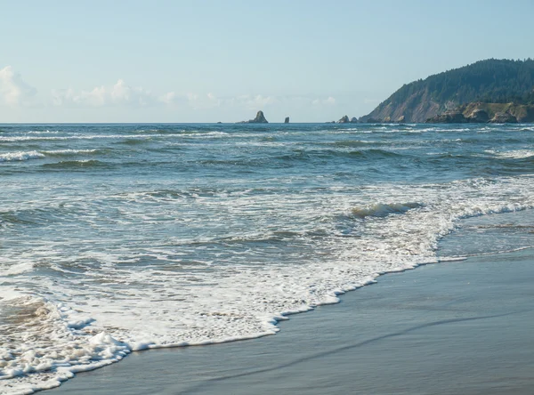 Onde oceaniche che si infrangono sulla spiaggia in una giornata limpida — Foto Stock