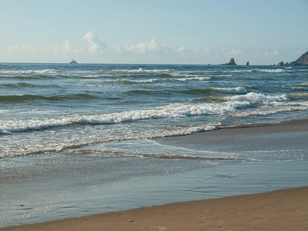 Океанських хвиль порушення на пляжі, в ясний день — стокове фото
