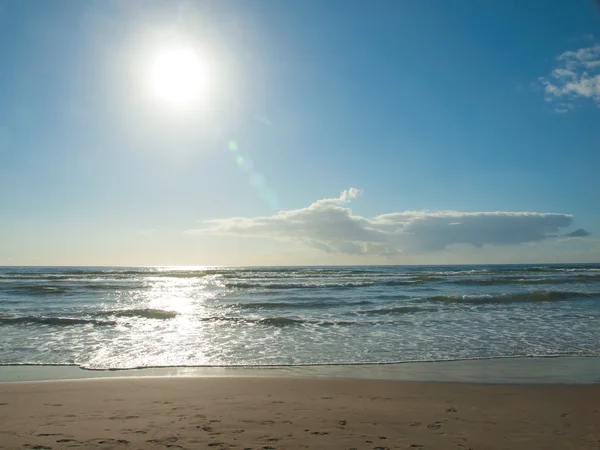 Meereswellen brechen am Strand, wenn die Sonne untergeht — Stockfoto