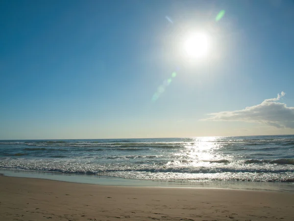 Ωκεανό κύματα που σκάνε στην παραλία καθώς ο ήλιος καθώς η εξέλιξη προς τα κάτω — Φωτογραφία Αρχείου