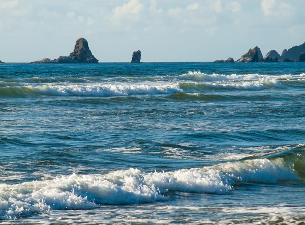 Meereswellen brechen an einem klaren Tag am Strand — Stockfoto