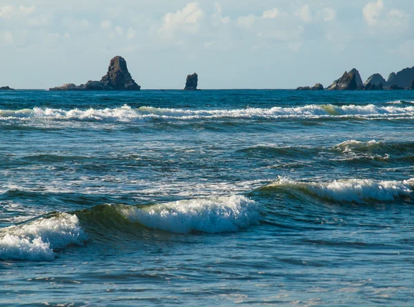 Okyanus dalgaları sahilde bulutsuz bir günde kırma — Stok fotoğraf