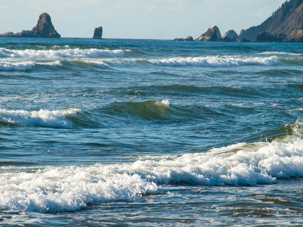 Meereswellen brechen an einem klaren Tag am Strand — Stockfoto