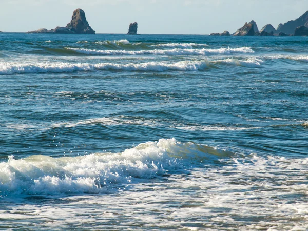 Oceaan golven breken op het strand op een heldere dag — Stockfoto