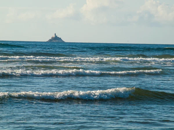 晴れた日に海波がビーチに — ストック写真