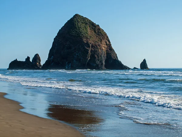 Haystack Rock en Cannon Beach Oregon EE.UU. — Foto de Stock