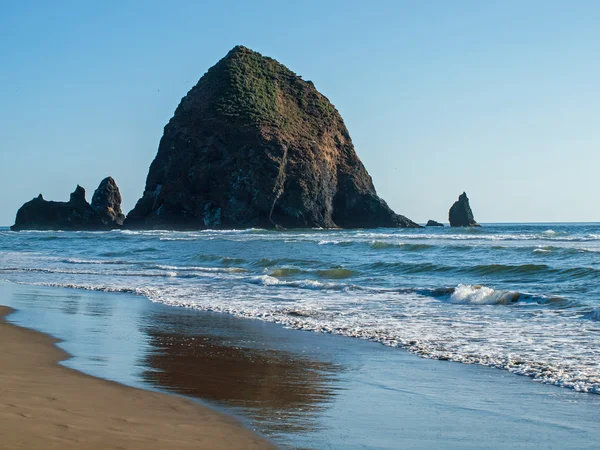 Haystack Rock em Cannon Beach Oregon Portugal — Fotografia de Stock