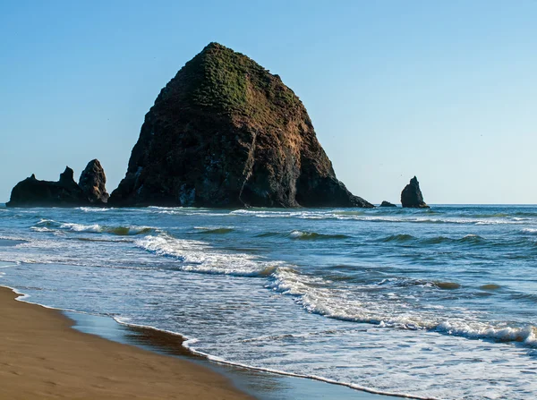 Haystack Rock at Cannon Beach Oregon USA — Stock Photo, Image