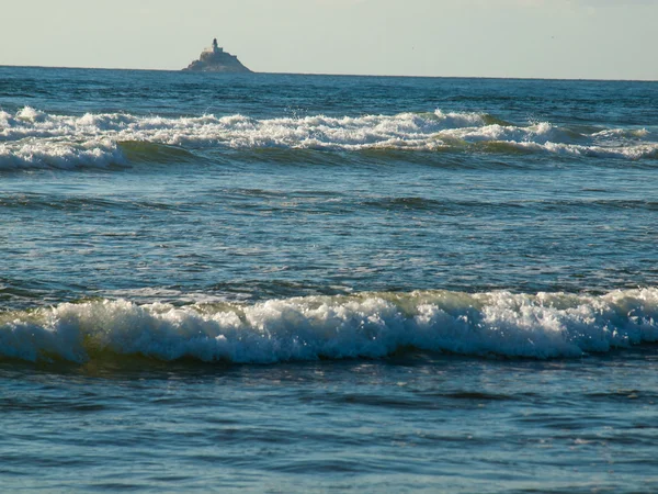 Onde oceaniche che si infrangono sulla spiaggia in una giornata limpida — Foto Stock