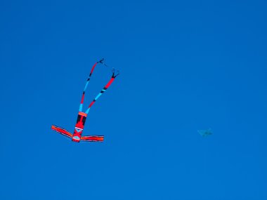 Renkli uçurtma Bulutsuz mavi gökyüzünde uçan